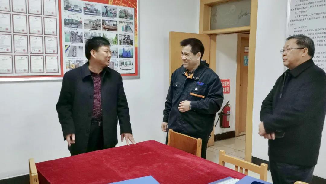 新鄉(xiāng)市總工會副主席王世良(左一)、輝縣市總工會主席李樹林(右一)指導(dǎo)工作