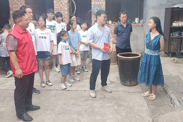 新鄉(xiāng)長城集團(tuán)愛心家庭攜手輝縣義工“愛心助學(xué)，點(diǎn)亮希望”