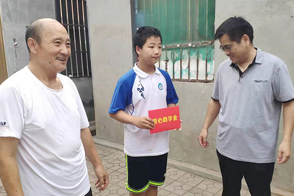 新鄉(xiāng)長城集團(tuán)愛心家庭攜手輝縣義工“愛心助學(xué)，點(diǎn)亮希望”
